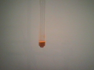 Reagensglas mit orangem Quecksilberoxid