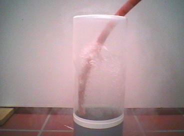 Ein Gummischlauch wird 30 Sekunden in flssigen Stickstoff getaucht.