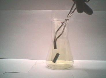 Ein heies Messingstck wird in einen Kolben mit Chlorgas gelegt